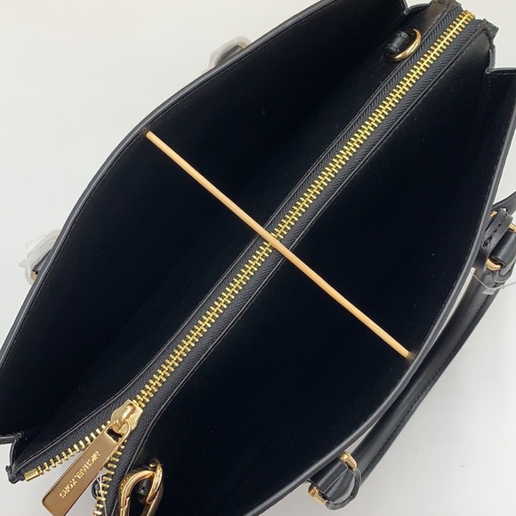 MICHAEL KORS SHEILA MEDIUM
CENTER ZIP SATCHEL CROSSBODY
BLACK COLOR - Picture 10 of 16